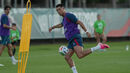 Cristiano Ronaldo utiliza pulseira oferecida por Luís Montenegro durante o treino da Seleção Nacional