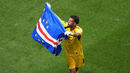 Vozinha com a bandeira de Cabo Verde após o empate histórico com Espanha
