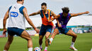 Diogo Dalot e João Félix em ação durante o treino de Portugal
