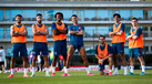Da esquerda para a direita: Matheus Nunes, Gonçalo Inácio, Renato Veiga, Cristiano Ronaldo, Bernardo Silva, Francisco Trincão e Francisco Conceição sorridentes no treino da Seleção Nacional