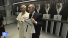 Papa Leão XIV recebe camisola do Real Madrid durante a visita ao Bernabéu