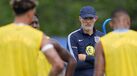 Thomas Tuchel apreensivo durante o treino da seleção inglesa