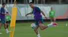 Cristiano Ronaldo utiliza pulseira oferecida por Luís Montenegro durante o treino da Seleção Nacional
