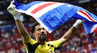 Vozinha com a bandeira de Cabo Verde após o empate histórico com Espanha