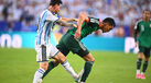 Messi em lance polémico com Aissa Mandi no Argentina-Argélia