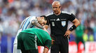 Messi com Mandi após lance no Argentina-Argélia