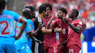 Jogadores da Seleção falam com o árbitro durante o jogo com a RD Congo