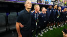 Tuchel coloca o braço à volta dos elementos da sua equipa técnica, todos obrigados a olhar para o ecrã gigante do estádio 