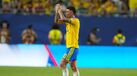 James Rodríguez aplaude os adeptos colombianos no momento da substituição, durante o jogo contra Portugal