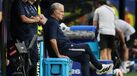 Marcelo Bielsa sentado na geladeira durante um jogo do Uruguai no Mundial'2026