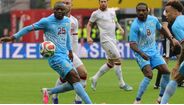 Masuaku, do Congo, em ação frente à Dinamarca