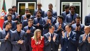 O primeiro-ministro, Luis Montenegro (2-D), e a ministra da Cultura, Juventude e Desporto, Margarida Balseiro Lopes, recebem a seleção nacional 
