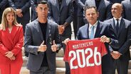 O primeiro-ministro, Luis Montenegro (2-D), ladeado pela ministra da Cultura, Juventude e Desporto, Margarida Balseiro Lopes, por Cristiano Ronaldo (2-E) e pelo selecionador nacional, Roberto Martinez (D), recebe uma camisola com o seu nome