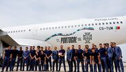 Seleção Nacional posa junto do avião