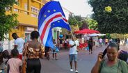 Já se vai fazendo a festa nas ruas de Cabo Verde