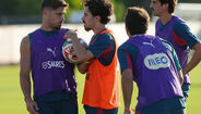 Pedro Neto, Vitinha e João Neves utilizam pulseira oferecida por Luís Montenegro durante o treino da Seleção Nacional