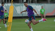 Cristiano Ronaldo utiliza pulseira oferecida por Luís Montenegro durante o treino da Seleção Nacional