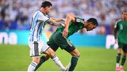 Messi em lance polémico com Aissa Mandi no Argentina-Argélia