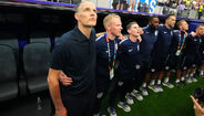 Tuchel coloca o braço à volta dos elementos da sua equipa técnica, todos obrigados a olhar para o ecrã gigante do estádio 