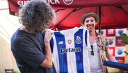 Kaiser Chiefs visitaram stand do FC Porto no Rock in Rio e receberam camisola personalizada