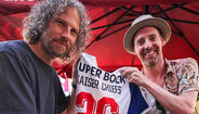 Kaiser Chiefs visitaram stand do FC Porto no Rock in Rio e receberam camisola personalizada