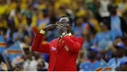 Adepto do Congo permanece imóvel durante todo o jogo