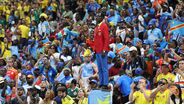 Adepto do Congo permanece imóvel durante todo o jogo