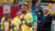 Neymar entram em campo frente à Escócia