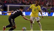 Neymar em ação frente à Escócia
