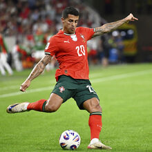<![CDATA[ João Cancelo admite que 'rivalidade' Portugal-Espanha é tema no balneário do Barcelona: «Estamos sempre a picar...» ]]>