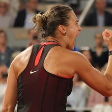 <![CDATA[ Número um mundial Aryna Sabalenka qualifica-se para os 'quartos' de Roland Garros ]]>