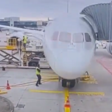 <![CDATA[ O momento em que avião colapsa após falha de trem de aterragem em Frankfurt ]]>