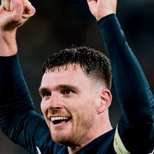 <![CDATA[ Andy Robertson assina pelo Tottenham depois de nove épocas no Liverpool ]]>