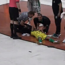 <![CDATA[ Lâmpada cai e atinge jogador de futsal em jogo no Brasil ]]>