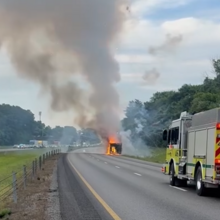 <![CDATA[ Incêndio em camião provoca explosões de 