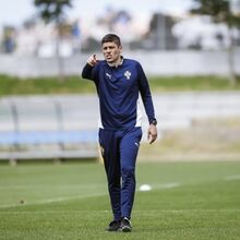 <![CDATA[ Francisco Neto pede identidade frente à 