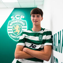 <![CDATA[ Alexandre Rosado assina contrato profissional com 