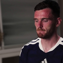 <![CDATA[ Emocionante: Andy Robertson lê a carta que a mulhe