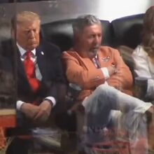 <![CDATA[ Assobios não lhe tiram o sono: Donald Trump adorme