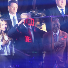 <![CDATA[ Donald Trump vaiado por adeptos antes do jogo 3 da