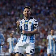 <![CDATA[ Messi marca e Argentina vence Islândia no último t