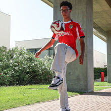 Jovem central assina contrato profissional com o Benfica e r
