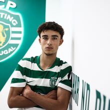 Jovem lateral direito assina contrato profissional com o Spo
