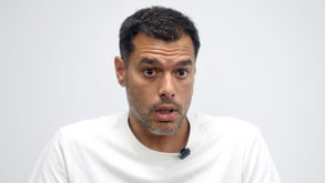 Vítor Martins, treinador do Chaves, durante a entrevista a Record