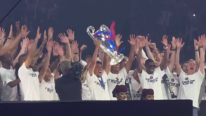 A festa dos jogadores do PSG com milhares de adeptos em Paris após a conquista da Champions