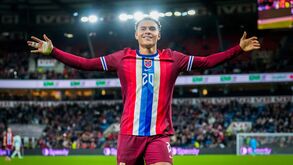 Jogador norueguês celebra no jogo de preparação para o Mundial contra a Suécia.
