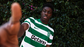 Jogador do Sporting exibe equipamento para a nova época