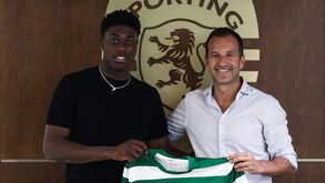 Issa Doumbia posa ao lado de Frederico Varandas
