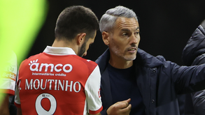 João Moutinho (à esquerda) com o treinador Carlos Vicens (à direita)
