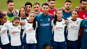 Seleção feminina apoia treino da equipa masculina de Portugal com Ronaldo